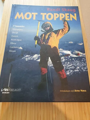 Mot toppen