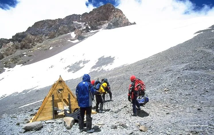 Ruins of Independencia hut, 6400m