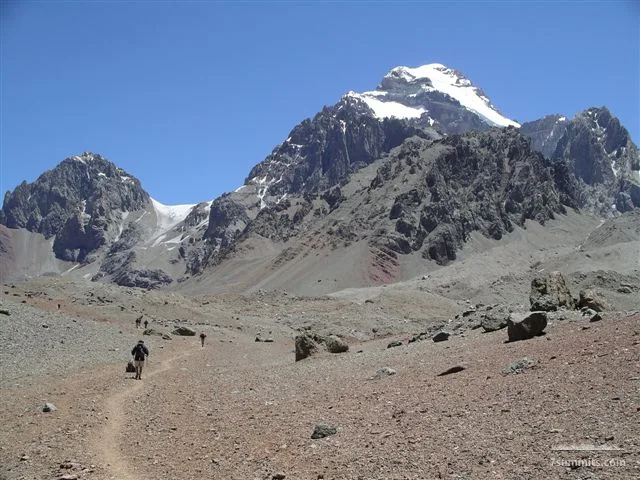 End of day 3 at 4200m, just before reaching Plaza Argentina, the basecamp of the Vacas valley routes.