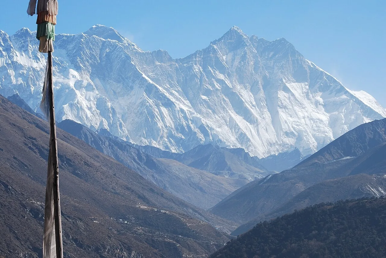 Mount Everest and Lhotse peaks seen from the Himalayan trail with a prayer flag